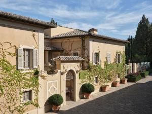 Castiglione del Bosco托斯卡尼瑰丽酒店的旁边是种植物的大房子