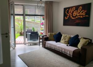 多克西Jezerní apartmán s terasou a saunou v Lakepark Residence的客厅位于门前,配有沙发