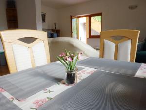博希尼Apartment Jalps 1 in beautiful Bohinjska Bistrica的一张餐桌,上面有花瓶