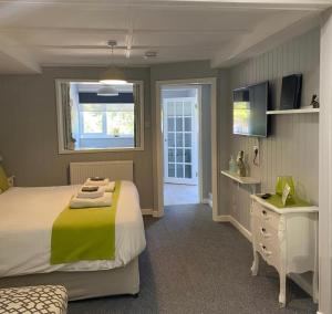灵伍德Petherton Cottage Studios的一间卧室设有一张大床和一个窗户。