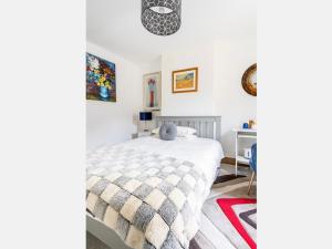 牛津Charming Doubleroom in North Oxford Minimum 3 nights的卧室配有白色的床和书桌