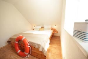 KrumminKojenhaus的一间带床和救生员的小卧室