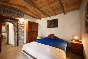 布雷拉Holiday home Raos - a special stonehouse, Brela的一间卧室设有一张大床和石墙