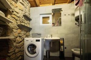 布雷拉Holiday home Raos - a special stonehouse, Brela的一间带洗衣机和水槽的浴室