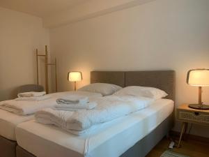 苏黎世one bedroom apartment in trendy Zurich West的一间卧室配有带毛巾的床