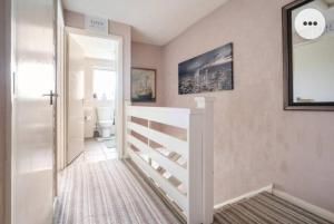 查塔姆Home in Medway 3bedroom free sports free parking的一间设有楼梯和卫生间的浴室