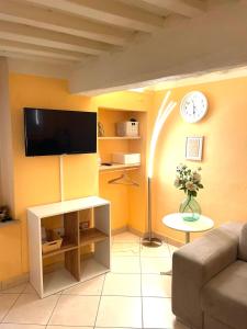 卢卡Piazza Napoleone Sweet apartment的客厅设有壁挂式平面电视。