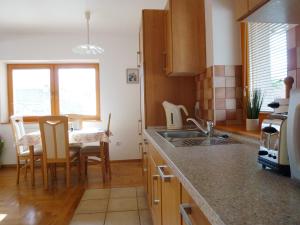 博希尼Apartment Jalps 1 in beautiful Bohinjska Bistrica的厨房配有水槽和桌椅