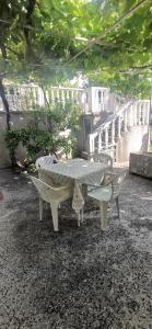 佩特罗瓦纳莫鲁Sobe i apartmani Marović的院子里的一张野餐桌和两把椅子