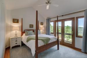 温泉城Vista Escote的一间卧室设有一张大床和一个窗户。