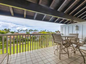 科洛阿Kiahuna Plantation Resort Kauai by OUTRIGGER的阳台的天井配有桌椅