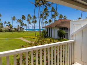 科洛阿Kiahuna Plantation Resort Kauai by OUTRIGGER的海景阳台