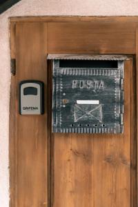 圣维托-迪卡多雷Appartamento La Tana sulle Dolomiti的木门上挂着邮标