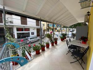 帕尔加Valeriana Studios的阳台配有桌椅和盆栽植物