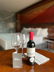 圣地亚哥坎布雷拉斯塔里亚酒店的一瓶葡萄酒和一杯酒在桌子上