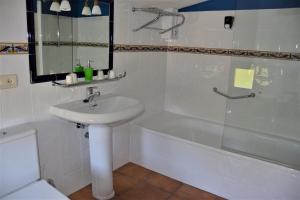 帕伦西亚Hostal Infanta Doña Leonor的白色的浴室设有水槽和浴缸。