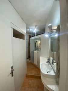 拉皮内达Piso delante de la playa La Pineda con 2 habitaciones的白色的浴室设有水槽和镜子