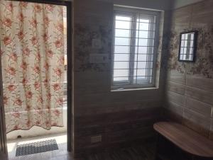 VelankanniNoah Home的带淋浴的浴室和窗户。