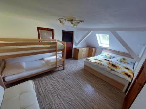 VitanjeSunflower House with SPA and Sauna的一间卧室设有两张双层床和一扇窗户。