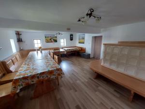 VitanjeSunflower House with SPA and Sauna的客厅设有一张大桌子,铺有木地板。