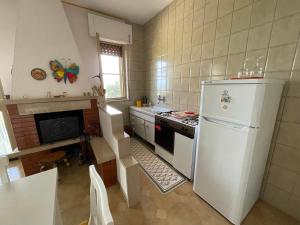 圣安吉罗山Home with amazing view的厨房配有白色冰箱和炉灶。