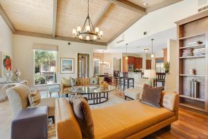 兰乔米拉日Indulgent Escape In Rancho Mirage的客厅配有沙发和桌子