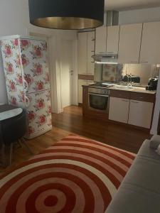 波弗加纳Lucasso的厨房铺有红色和白色的地毯。