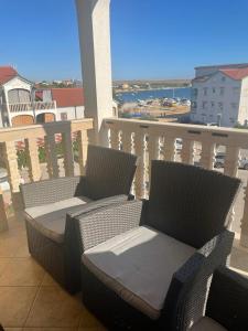 波弗加纳Lucasso的阳台配有藤椅,享有海景。