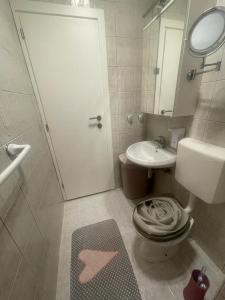 波弗加纳Lucasso的一间带卫生间和水槽的浴室