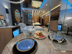 贝洛奥里藏特Motel DUBAI BH的一张桌子,上面放着一盘食物和酒杯