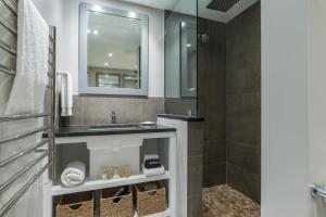 Yarmouth Port肯普科德旅馆的一间带水槽和淋浴的浴室