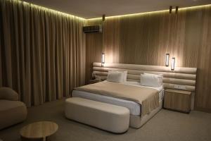 阿克托比阿姆斯特达姆阿克托贝酒店的配有一张床和一把椅子的酒店客房
