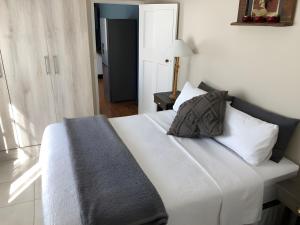 斯瓦科普蒙德Rustic Inn的一间卧室配有带白色床单和枕头的床。
