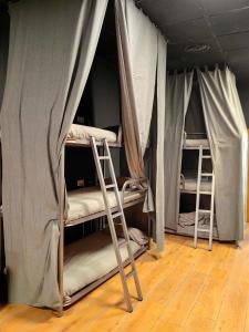 马德里Hostal Siesta & Go的铺有木地板的客房内配有两张双层床。