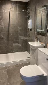 MoorsideChurch inn en-suite rooms with Wi-Fi的带淋浴、卫生间和盥洗盆的浴室