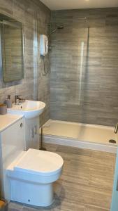 MoorsideChurch inn en-suite rooms with Wi-Fi的浴室配有卫生间、盥洗盆和淋浴。