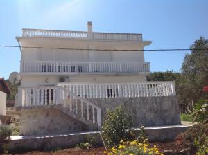 蒂瓦特Guest House "Paradise"的前面有楼梯的白色房子