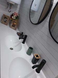 斯科普里Home Apartment LUNA的浴室设有白色水槽和镜子