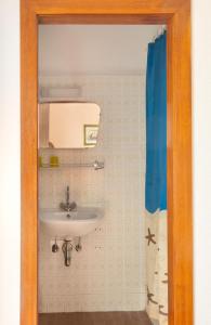圣卡尼兹CHECK in ECK MOTEL的浴室设有水槽和蓝色的浴帘