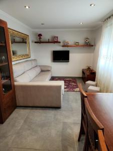 坎加斯德穆拉索Casa Auga Boa的客厅配有白色沙发和电视