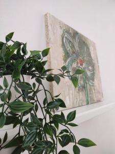 拉赫Piso Sol的壁画旁的植物