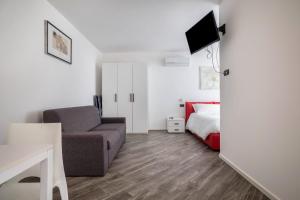 德罗Appartamenti Gaggiolo 1的客厅配有沙发和1张床