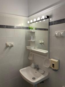 凯里翁Katerinas Inn Apartments的一间带水槽和镜子的浴室