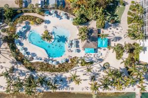 伊斯拉莫拉达阿马拉岛度假酒店的享有度假村游泳池的顶部景致