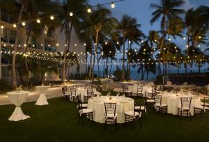 伊斯拉莫拉达阿马拉岛度假酒店的婚礼招待会,配有白色的桌椅和灯光