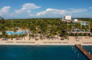 伊斯拉莫拉达阿马拉岛度假酒店的享有度假村和海滩的空中景致