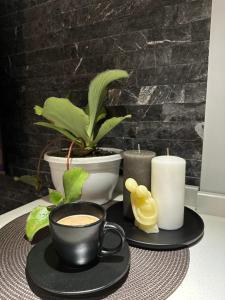 卡瓦拉提Villa Residence的一张桌子,上面放着咖啡和蜡烛