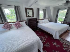 萨拉索塔The Reserve Retreat的一间卧室设有两张床、镜子和窗户。