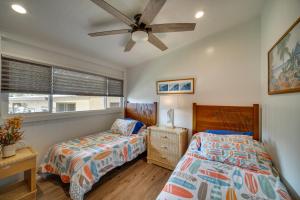 科洛阿Updated Poipu Home Large Deck with Scenic View的一间卧室配有两张床和吊扇