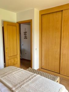 拉哈雷斯Villa Aloe的一间卧室配有一张床和一个木制衣柜